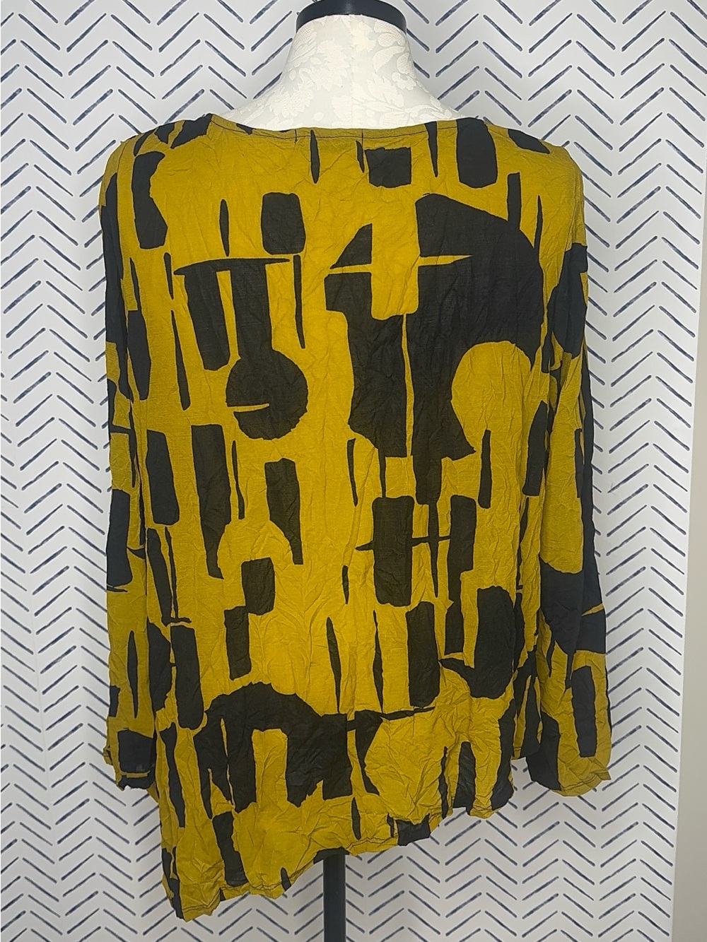 Chalet et Cici crinkle tunic top black gold size large - Picture 2 of 5